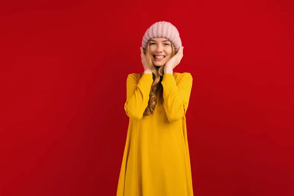 Счастливая Красивая Молодая Женщина Теплой Шляпе Голове Красном Фоне Осенняя — стоковое фото
