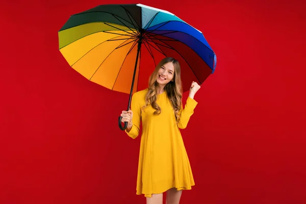 무지개 우산을 컨셉트에 제스처를 있습니다 — 스톡 사진