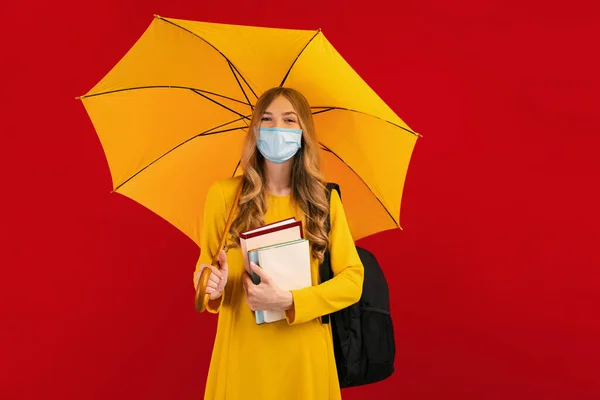 Estudante Menina Feliz Uma Máscara Protetora Médica Seu Rosto Com — Fotografia de Stock