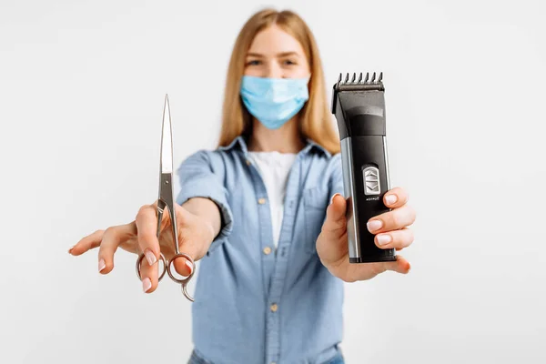 Peluquera Joven Con Una Máscara Protección Médica Cara Con Tijeras — Foto de Stock