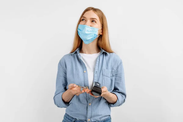 Cabeleireira Jovem Profissional Vestindo Uma Máscara Protetora Médica Seu Rosto — Fotografia de Stock