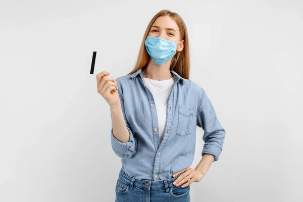 Bela Jovem Mulher Uma Máscara Protetora Médica Seu Rosto Com — Fotografia de Stock