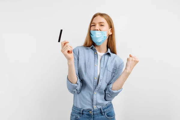 Hermosa Joven Con Una Máscara Protección Médica Cara Muestra Gesto — Foto de Stock