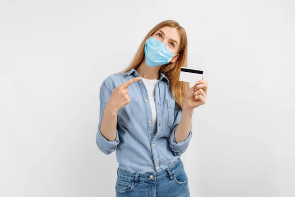 Pensiva Jovem Feliz Uma Máscara Protetora Médica Seu Rosto Com — Fotografia de Stock