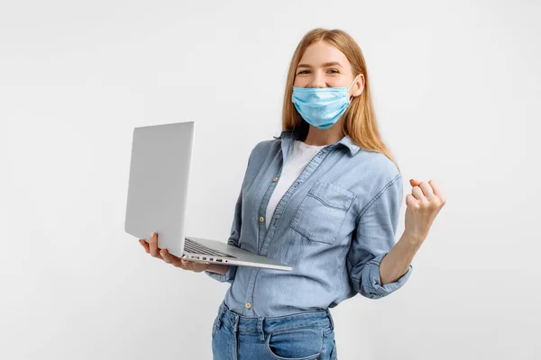 Jovem Feliz Uma Máscara Médica Seu Rosto Usa Laptop Mostra — Fotografia de Stock