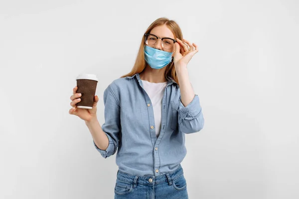 Giovane Donna Con Una Maschera Protettiva Medica Sul Viso Con — Foto Stock