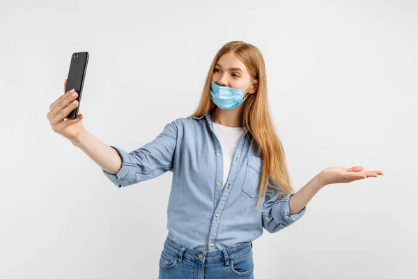 Jovem Mulher Uma Máscara Protetora Médica Falando Link Vídeo Telefone — Fotografia de Stock