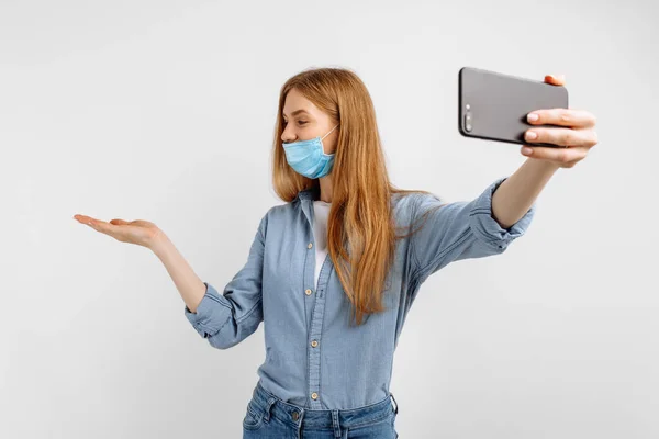 Jovem Mulher Uma Máscara Protetora Médica Falando Link Vídeo Telefone — Fotografia de Stock