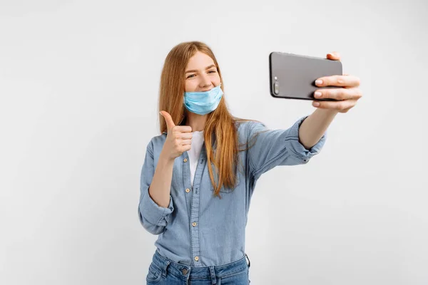 Jovem Mulher Uma Máscara Protetora Médica Seu Rosto Falando Link — Fotografia de Stock