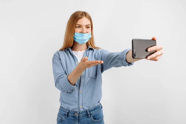 Fiatal Orvosi Védő Maszk Arcán Beszél Egy Mobiltelefon Video Kapcsolat — Stock Fotó