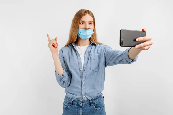 Jovem Mulher Uma Máscara Protetora Médica Falando Link Vídeo Telefone — Fotografia de Stock