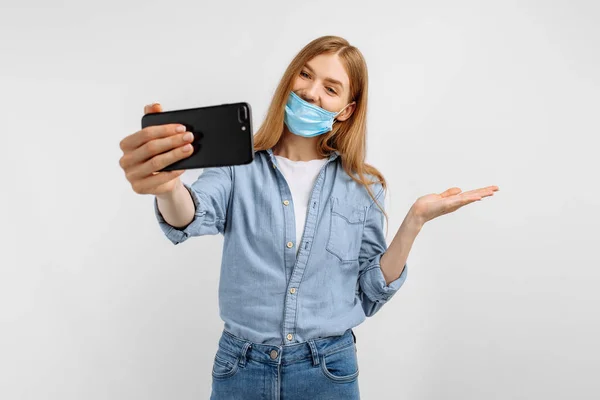 Jovem Mulher Uma Máscara Protetora Médica Falando Link Vídeo Telefone — Fotografia de Stock