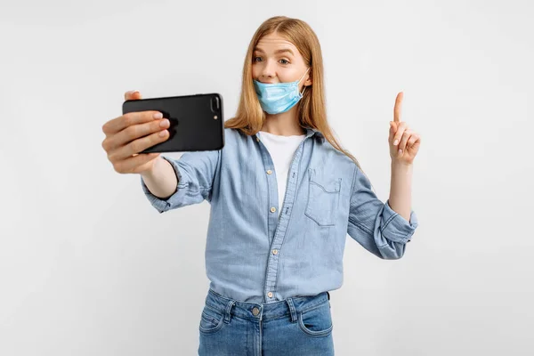 Fiatal Üzletasszony Orvosi Védő Maszk Arcán Beszél Egy Mobiltelefon Video — Stock Fotó