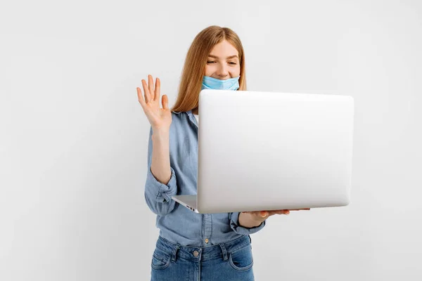 Mooie Jonge Vrouw Een Medisch Beschermend Masker Haar Gezicht Praten — Stockfoto