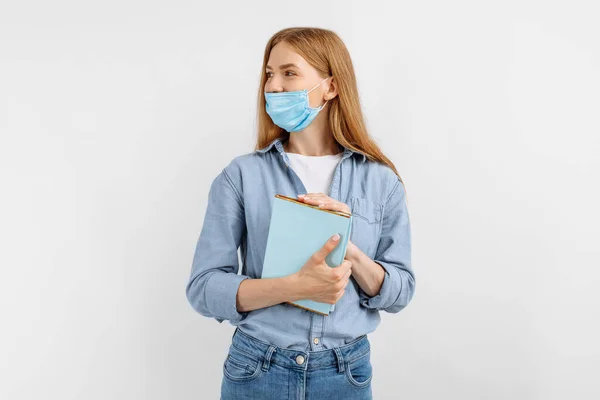 Schöne Intelligente Junge Frau Einer Medizinischen Schutzmaske Auf Ihrem Gesicht — Stockfoto