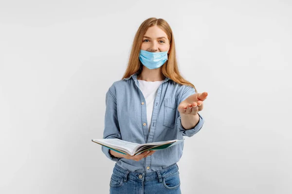 Jovem Com Máscara Protetora Médica Seu Rosto Com Livros Explica — Fotografia de Stock