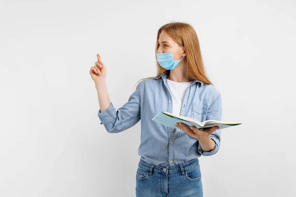 Mujer Joven Con Una Máscara Médica Cara Con Libros Lleva — Foto de Stock