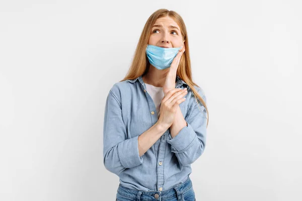 Junge Frau Mit Medizinischer Schutzmaske Auf Dem Gesicht Die Unter — Stockfoto