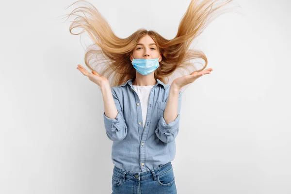 Opgewonden Gelukkig Jong Vrouw Een Medisch Masker Haar Gezicht Schreeuwen — Stockfoto