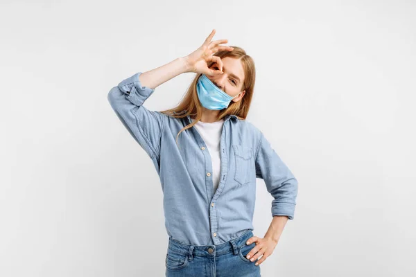 Jonge Vrouw Met Een Medisch Beschermend Masker Haar Gezicht Maakt — Stockfoto