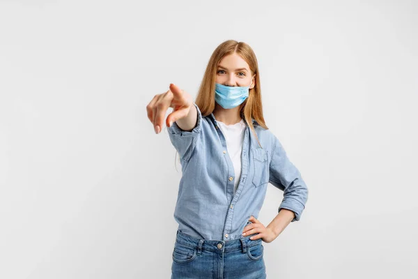 Jonge Vrouw Met Een Medisch Beschermend Masker Haar Gezicht Wijzend — Stockfoto