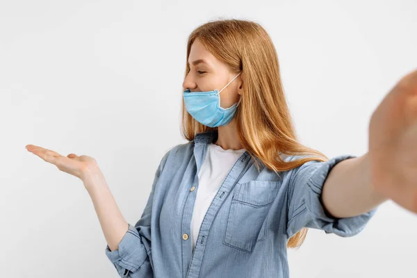 Schöne Junge Frau Einer Medizinischen Schutzmaske Auf Ihrem Gesicht Zeigt — Stockfoto