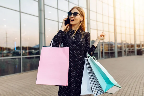 Joyeux Jeune Femme Lunettes Soleil Avec Des Sacs Provisions Parler — Photo