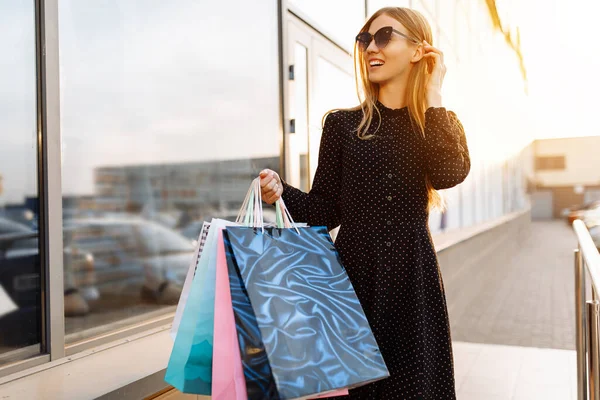 Elegante Jovem Mulher Óculos Sol Vestido Com Sacos Compras Cidade — Fotografia de Stock