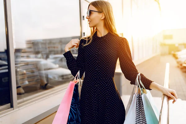 Jovem Mulher Óculos Sol Vestido Com Sacos Compras Cidade Contra — Fotografia de Stock