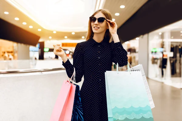 Jovem Feliz Óculos Sol Com Sacos Compras Shopping — Fotografia de Stock