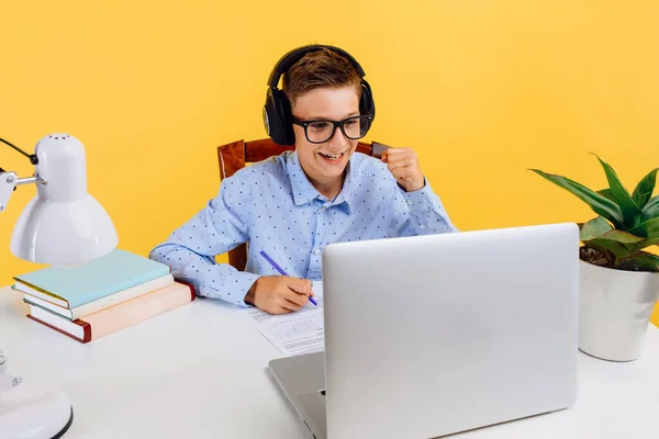 Konzentrierter Schüler Mit Kopfhörern Hausaufgaben Laptop Lernen Über Ein Online — Stockfoto