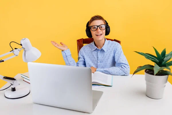 Schulbildung Hause Und Fernunterricht Für Kinder Schüler Sitzt Einem Tisch — Stockfoto