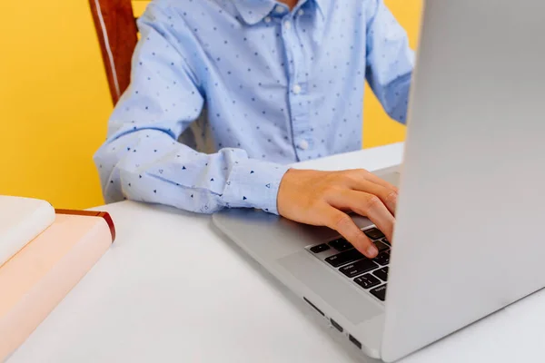 Mãos Estudante Digitando Teclado Laptop Fazendo Lição Casa Estudando Casa — Fotografia de Stock