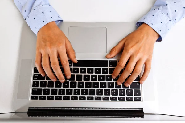 Studenten Tippen Auf Einer Laptop Tastatur Machen Hausaufgaben Lernen Hause — Stockfoto