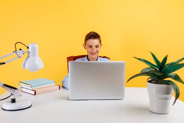 Colegial Sienta Casa Escritorio Utiliza Una Computadora Portátil Aprende Través —  Fotos de Stock