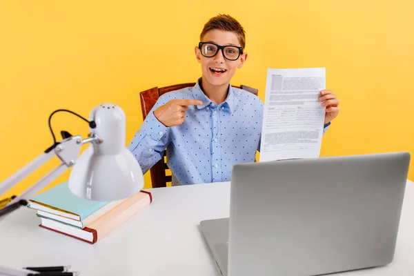 Aussetzung Und Schließung Von Schulen Schoolboy Guy Watch Online Education — Stockfoto