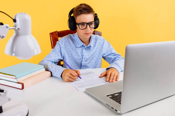 Schüler Mit Kopfhörern Hausaufgaben Laptop Lernen Über Ein Online Learning — Stockfoto