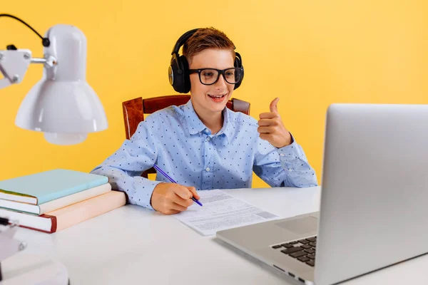 Aussetzung Und Schließung Von Schulen Schoolboy Guy Watch Online Education — Stockfoto