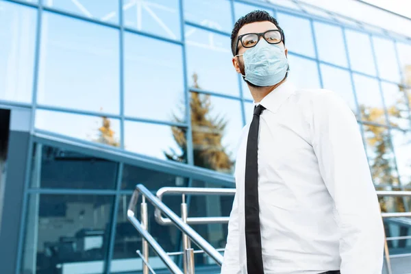 Geschäftsmann Businesskleidung Und Mit Medizinischer Schutzmaske Gesicht Vor Dem Hintergrund — Stockfoto