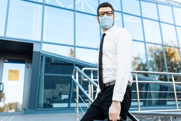 Geschäftsmann Businesskleidung Und Mit Medizinischer Schutzmaske Gesicht Vor Dem Hintergrund — Stockfoto