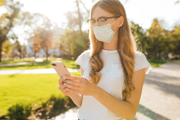 Jovem Mulher Negócios Uma Máscara Protetora Médica Seu Rosto Usa — Fotografia de Stock