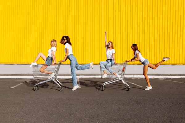 Grupo Jovens Felizes Divertindo Carrinhos Compras Jovens Mulheres Bonitas Divertindo — Fotografia de Stock