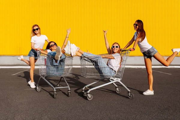 Jovens Amigos Felizes Divertindo Juntos Carrinhos Compras Livre Grupo Namoradas — Fotografia de Stock