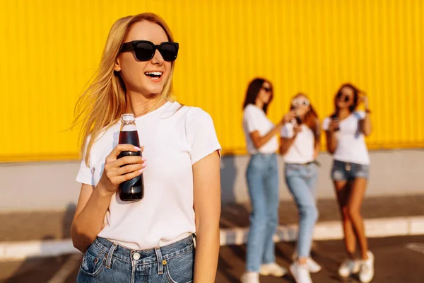 Jovem Feliz Óculos Sol Bebe Uma Bebida Dia Ensolarado Verão — Fotografia de Stock