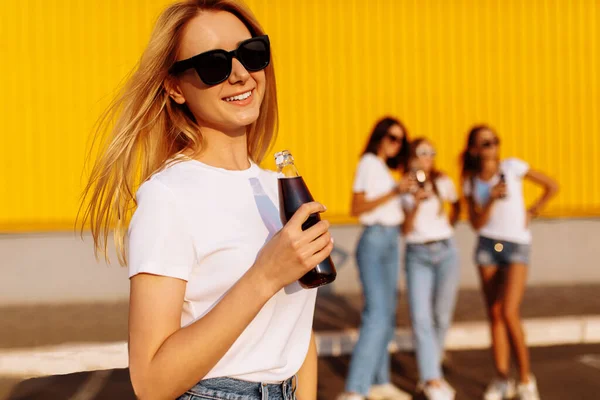 Gelukkig Jong Vrouw Zonnebril Drinkt Een Drankje Een Zonnige Zomerdag — Stockfoto