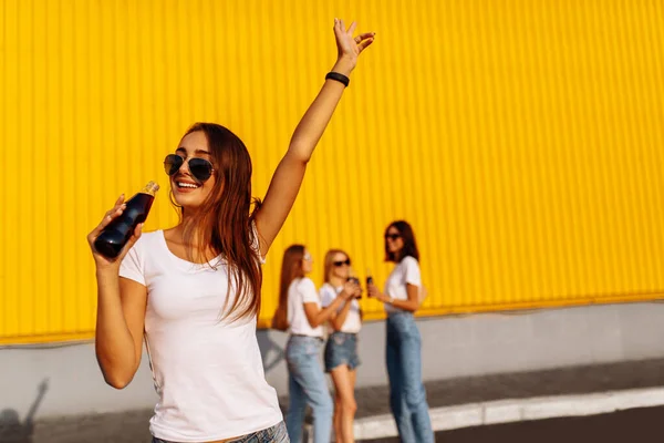 Schöne Junge Frau Mit Sonnenbrille Trinkt Ein Getränk Einem Sonnigen — Stockfoto