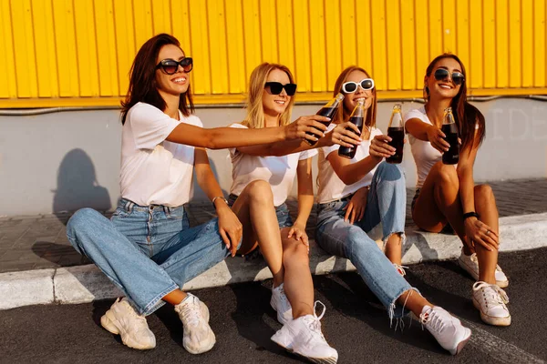 Jóvenes Amigos Toman Una Copa Divierten Juntos Soleado Día Verano —  Fotos de Stock