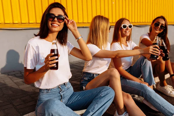 Jonge Gelukkige Vrienden Drinken Een Drankje Hebben Plezier Samen Een — Stockfoto