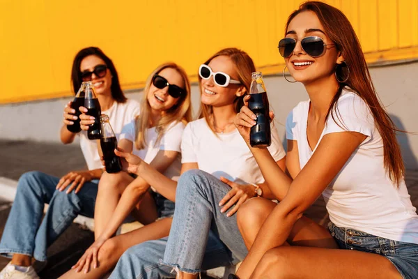 Giovani Amici Felici Bevono Drink Divertono Insieme Una Giornata Estiva — Foto Stock