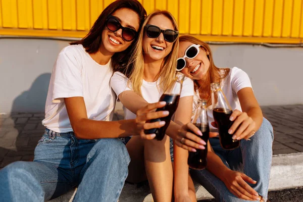 Jonge Gelukkige Vrienden Drinken Een Drankje Hebben Plezier Samen Een — Stockfoto